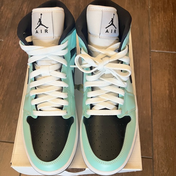 Women’s Air Jordan one mid size 10 men’s size 8 1/2 - Picture 2 of 5